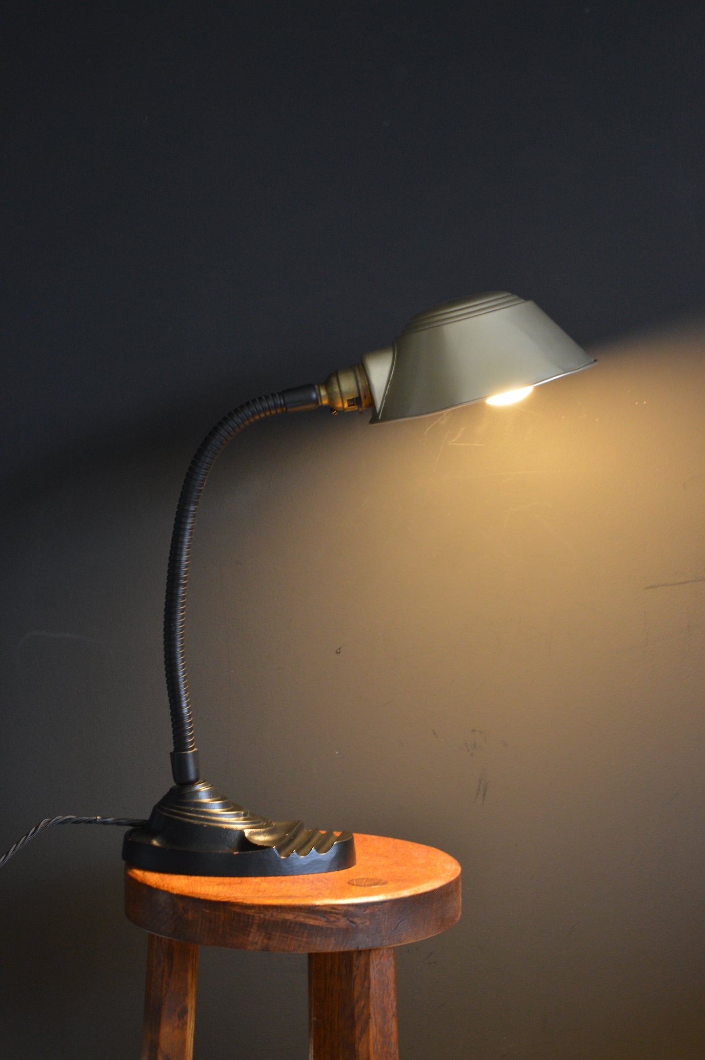 1930s Aladdin MFG Gooseneck lamp