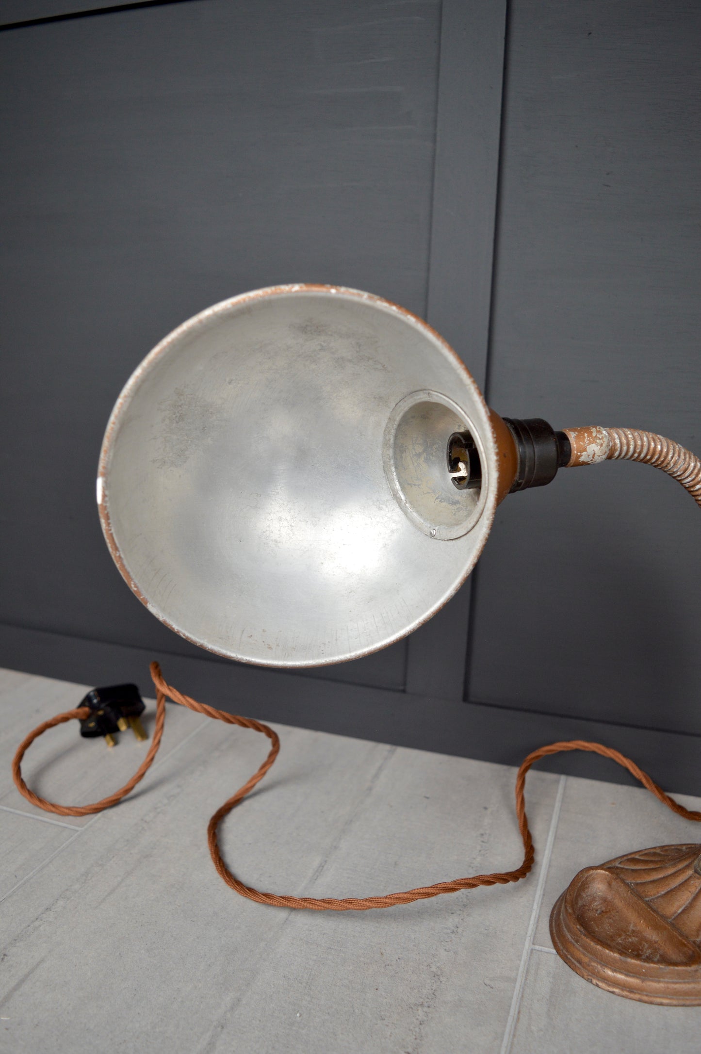 Supreme gooseneck lamp